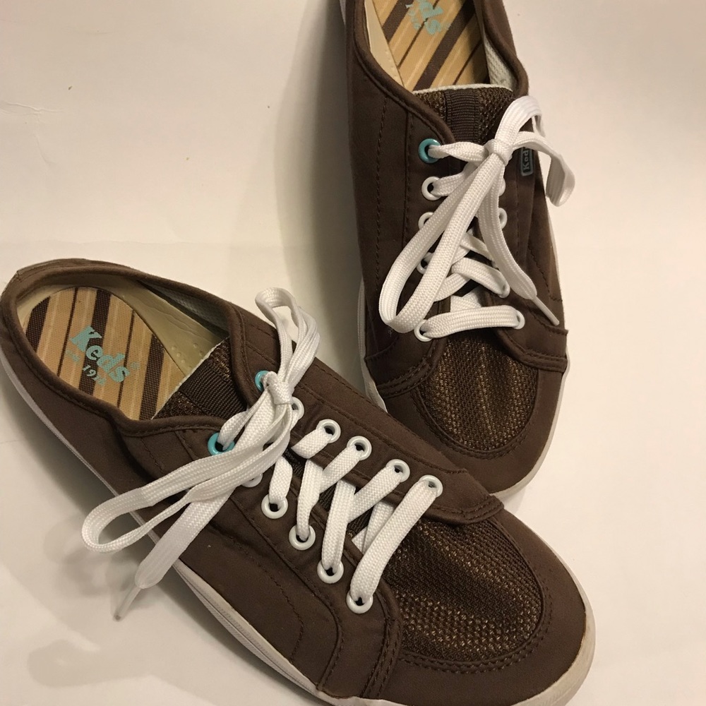 Women’s Akers size 8 in bronze brown color